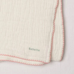 Babette Scalloped Trim Stroller Blanket -Megababies USA 02 blankets white close up 04 e4b3a999 5f05 4555 bb07 f24b939a99ef