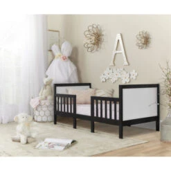 Dream On Me Hudson 3-In-1 Convertible Toddler Bed -Megababies USA 639 BLKWHT RmScene 02 700x700 953bbb12 5d1d 45e3 bfe8 c5d4d7a7daa0