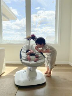 4moms MamaRoo5 Multi-motion Baby Swing -Megababies USA 7 MamaRoo Lifestyle 1