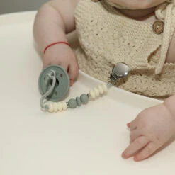 Adora Pacifier Clip -Megababies USA MP 0056 1400x 91a9e311 9f13 4344 96b9 41493bbe93c9
