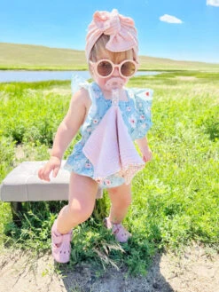 Ali+Oli Pacifier Blanket Holder 10 Ali+Oli Pacifier Blanket Holder -Megababies USA PacifierBlanketandFlowerpacifierAli Oli