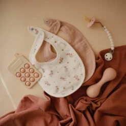 Mushie Muslin Baby Bib 2-Pack 16 Mushie Muslin Baby Bib 2-Pack -Megababies USA SHOOT BIG FLATLAYS 31